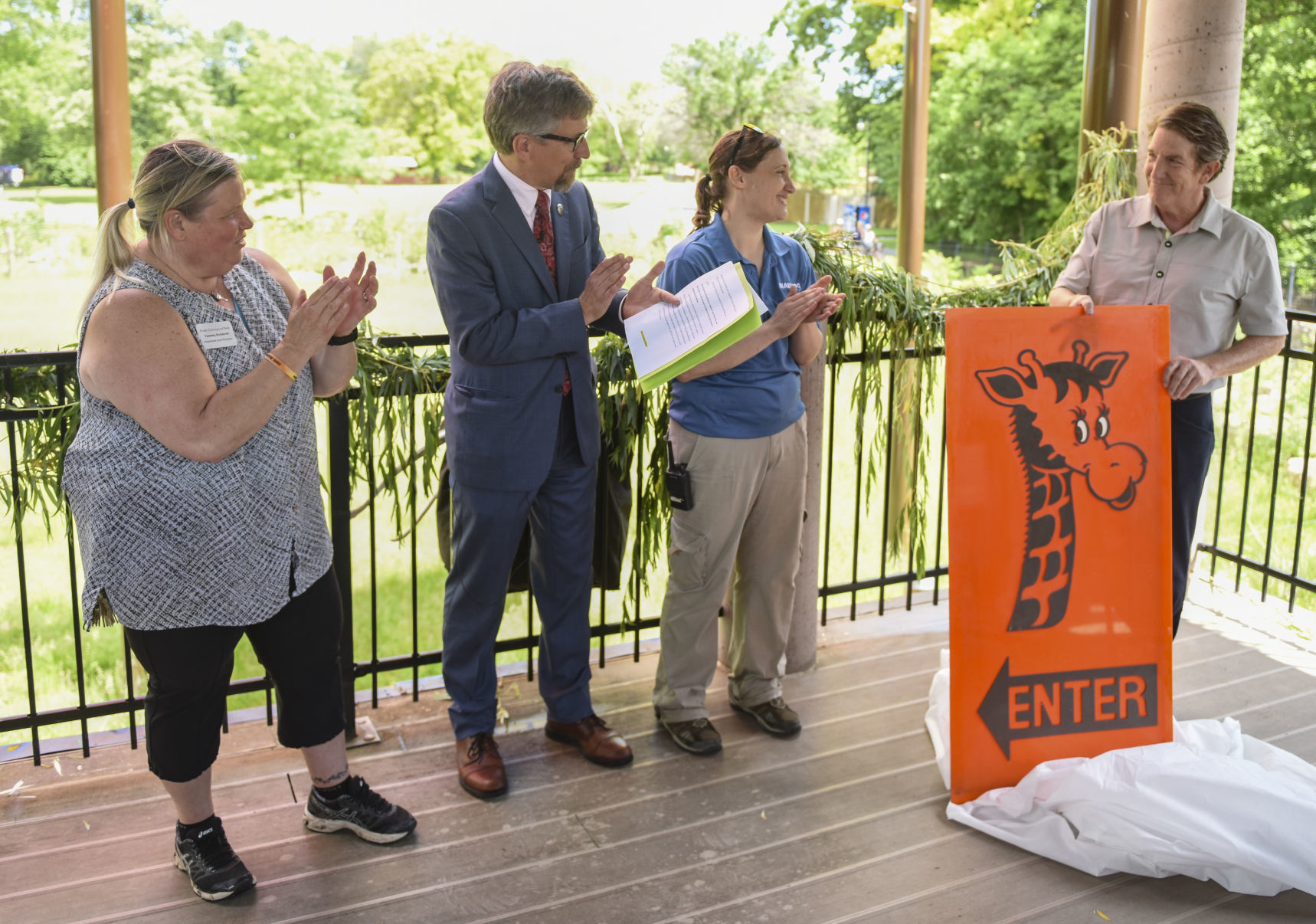 060619-mda-nws-giraffes-8.jpg